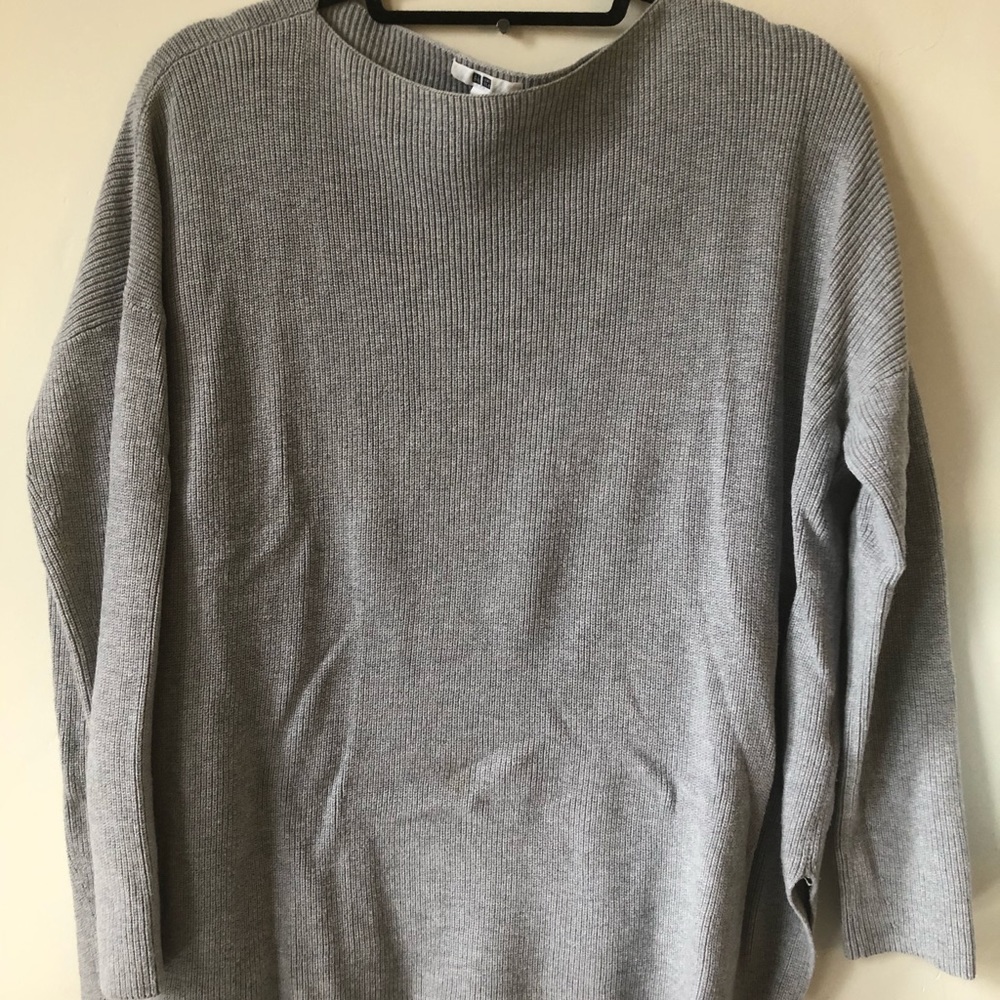 Light grey Uniqlo sweater